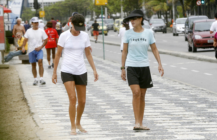 Andrea Beltrão corre descalça na areia da praia  - Edson Teófilo/APhotos