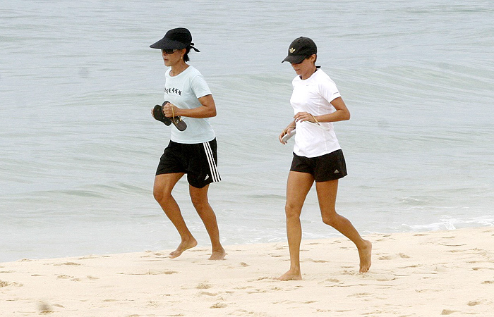 Andrea Beltrão corre descalça na areia da praia  - Edson Teófilo/APhotos