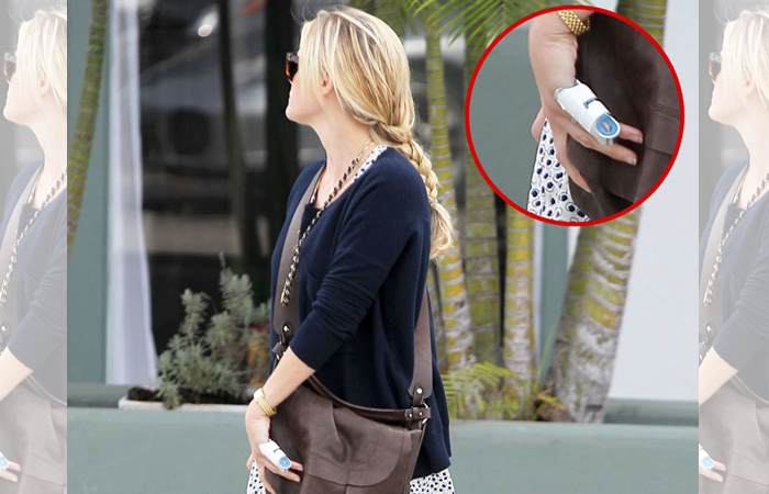 Reese Witherspoon aparentemente quebra o dedo - Bang