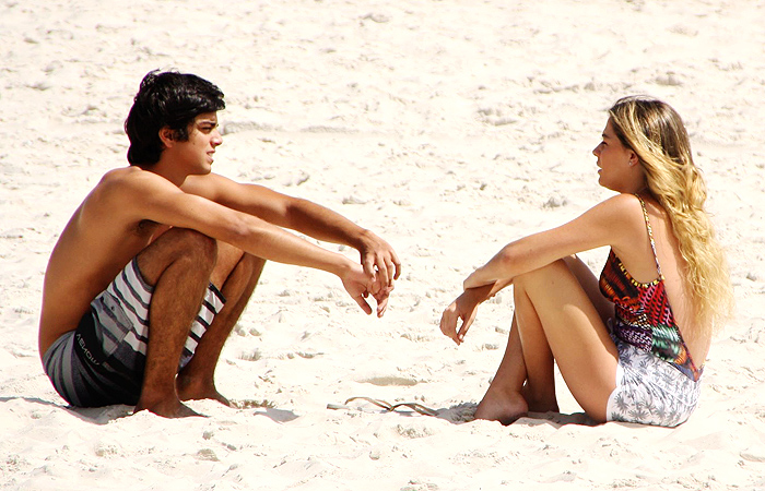 Rodrigo Simas e Luma Costa gravam na praia da Barra da Tijuca - Clayton Militão/Aphotos