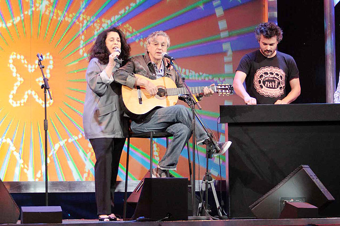 Caetano Velos e Gal Costa cantaram juntos no Programa do Jô