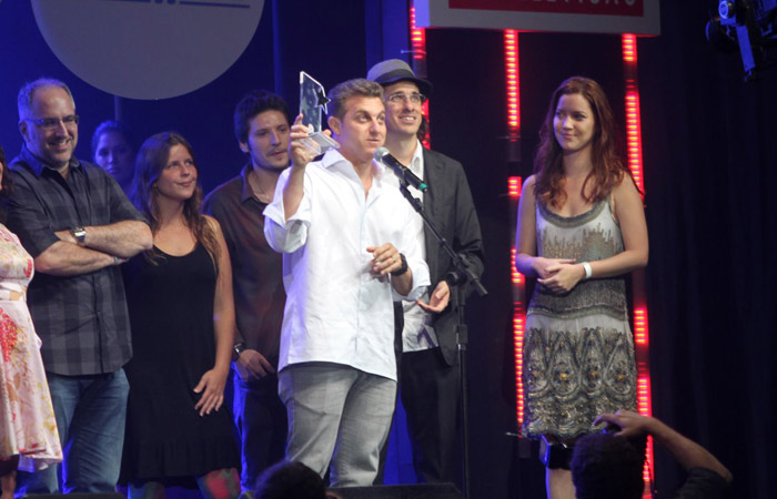 Luciano Huck dedica prêmio à Angélica Ofuxico