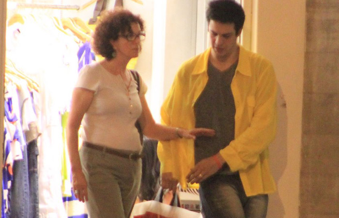 Mateus Solano vai às compras com a mãe Ofuxico