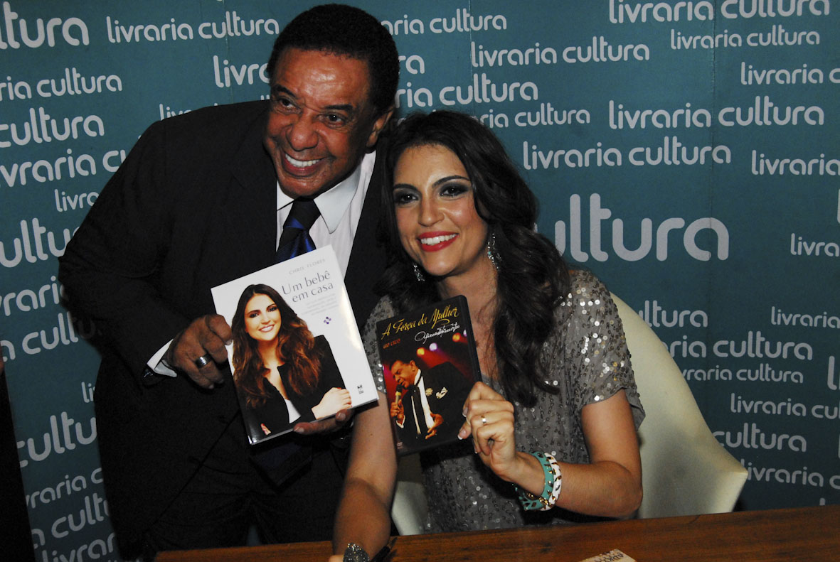 Agnaldo Timóteo também presenteou a apresentadora com seu DVD