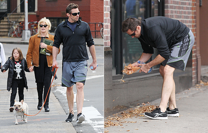 Hugh Jackman recolhe cocô de cachorro durante passeio - Grosby-Group