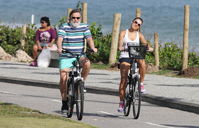 José de Abreu pedala pela orla da Barra da Tijuca, no Rio - Ag.News