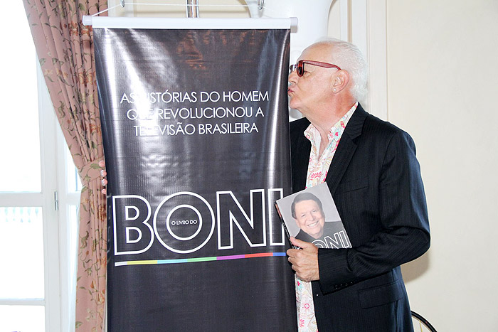 O Livro do Boni é lançado no Copacabana Palace. Ney Latorraca foi conferir e deu até beijinho