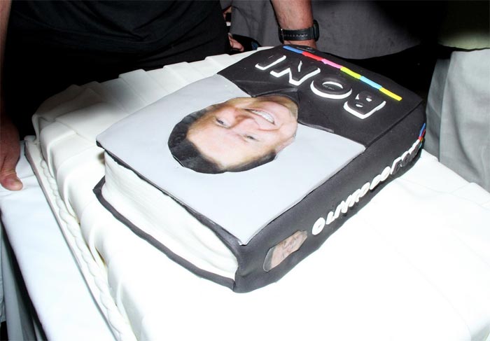 Lançamento do Livro do Boni, no Copacabana Palace. Aniversariante ganha bolo em formato de livro
