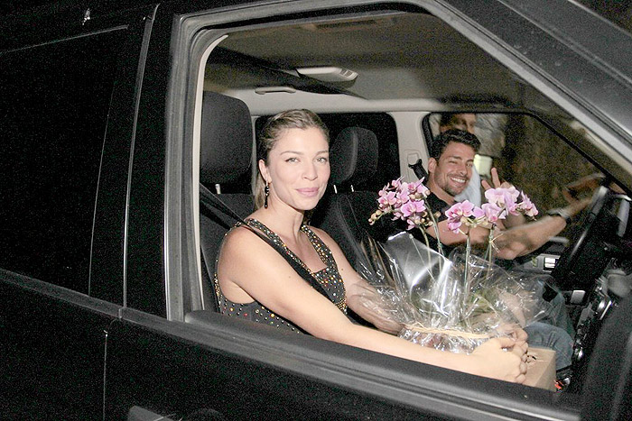 A atriz trouxe flores para a amiga