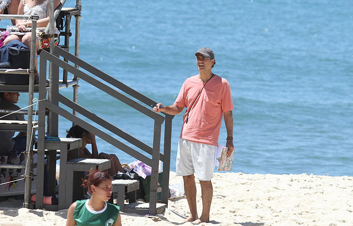 Ao lado de belas gatas, Eduardo Moscovis grava na praia