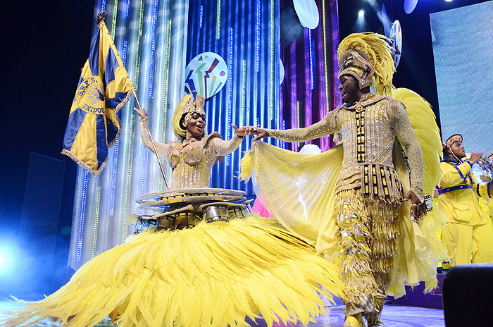 Gracyanne Barbosa e Renata Santos gravam vinheta de Carnaval da Globo.