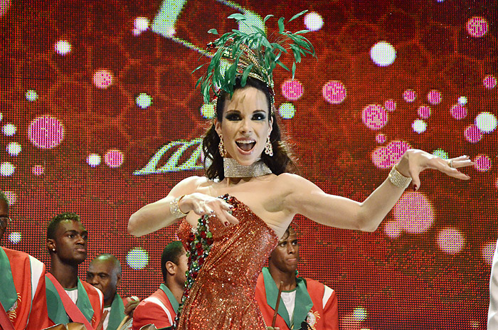 Gracyanne Barbosa e Renata Santos gravam vinheta de Carnaval da Globo.