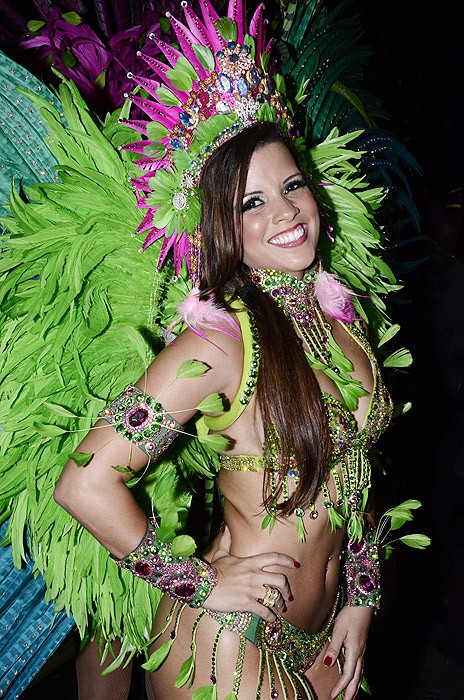 Gracyanne Barbosa e Renata Santos gravam vinheta de Carnaval da Globo.