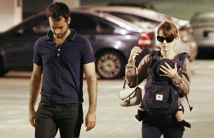 Natalie Portman protege seu bebê dos fotógrafos, em Los Angeles