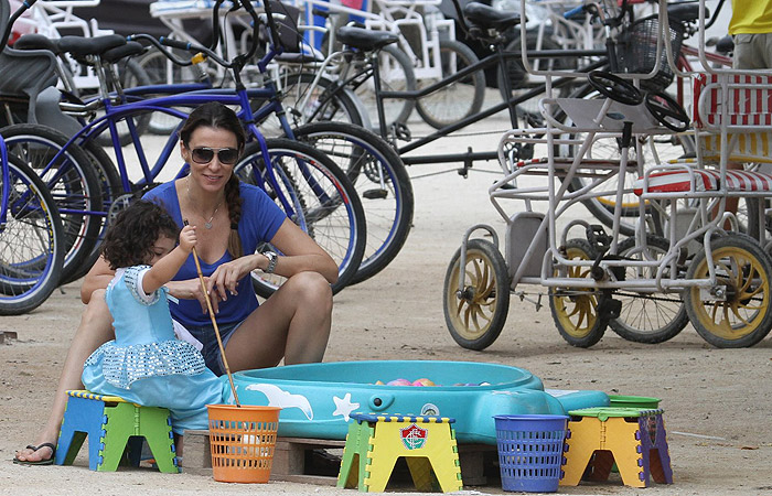 Mônica Martelli passeia com a família na Lagoa 