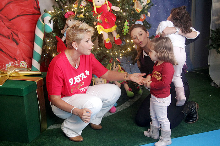 Xuxa ficou encantada com as filhas de Bianca Rinaldi