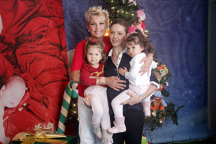 Xuxa posou para fotos com Bianca Rinaldi e as filhas da atriz