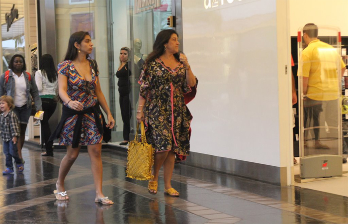 Regina Casé faz compras com a filha Benedita em shopping no RJ - O Fuxico