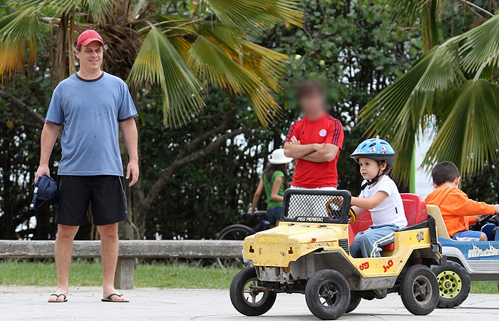 Guilherme Fontes curte o dia com o filho na Lagoa