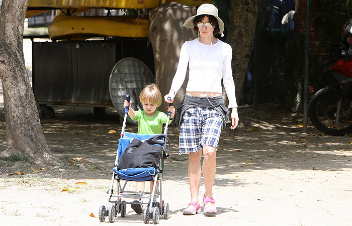 Fernanda Torres passeia com o filho pela Lagoa 