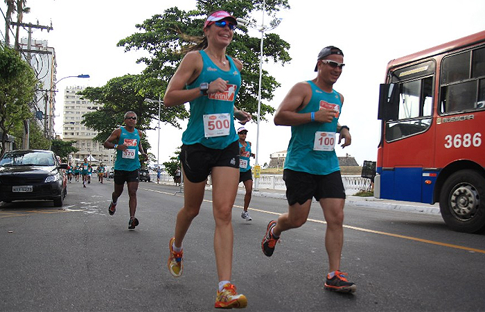 Daniella Cicarelli corre 10 km em competição, em Salvador