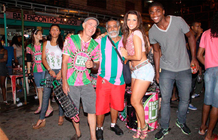 Renata Santos mostra seu gingado no ensaio de rua da Mangueira - O Fuxico