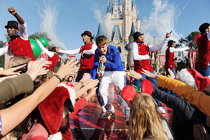 Justin Bieber agita o público em gravação de especial de Natal