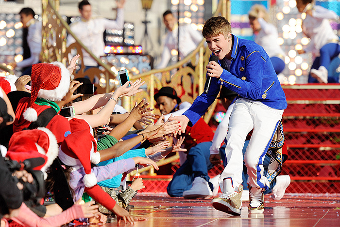 Justin Bieber agita o público em gravação de especial de Natal