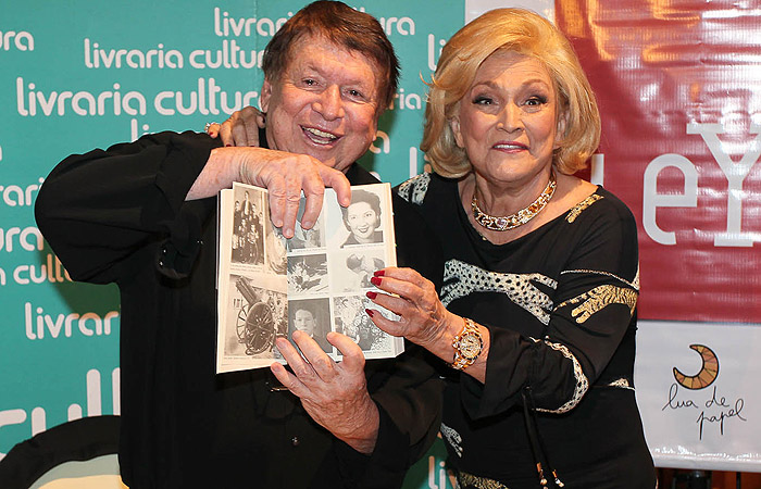 Boni ganha selinho de Hebe Camargo durante lançamento em São Paulo