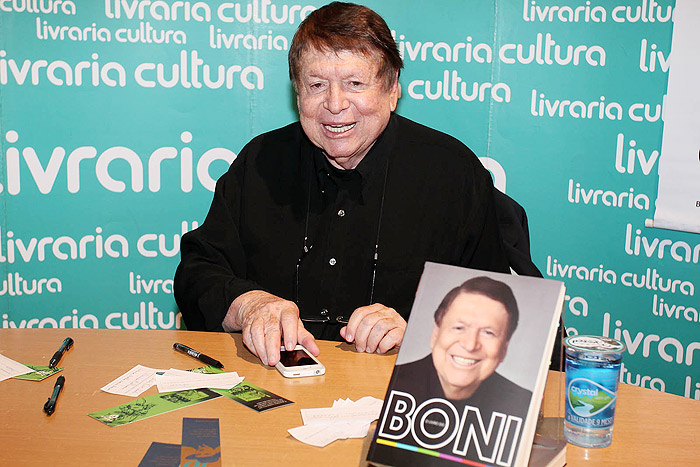 Boni distribuiu autógrafos. 