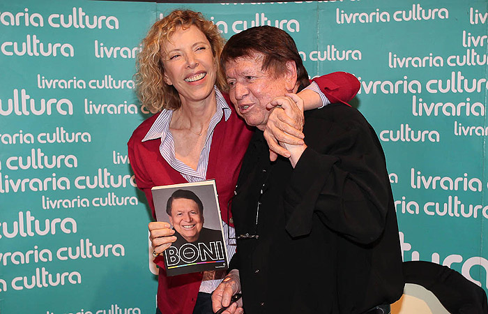 Boni recebe amigos e lança sua obra em livraria em São Paulo