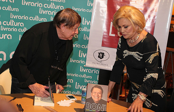 Boni recebe amigos e lança sua obra em livraria em São Paulo