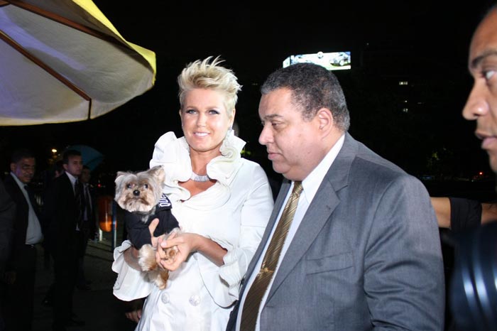 Xuxa chega com seu cãozinho Dudu