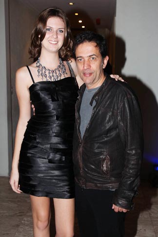 Ricardo Almeida com a namorada Daiane Meurer.