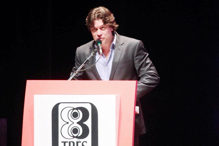 Fabio Assunção fala durante premiação