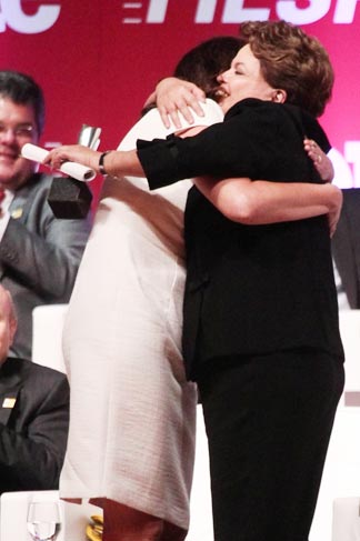 Lilia Cabral abraça a Presidente Dilma Rousseff durante entrega do prêmio