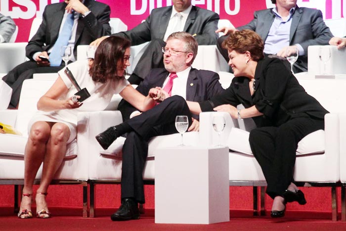 Lilia Cabral e Presidente Dilma Rousseff se cumprimentando