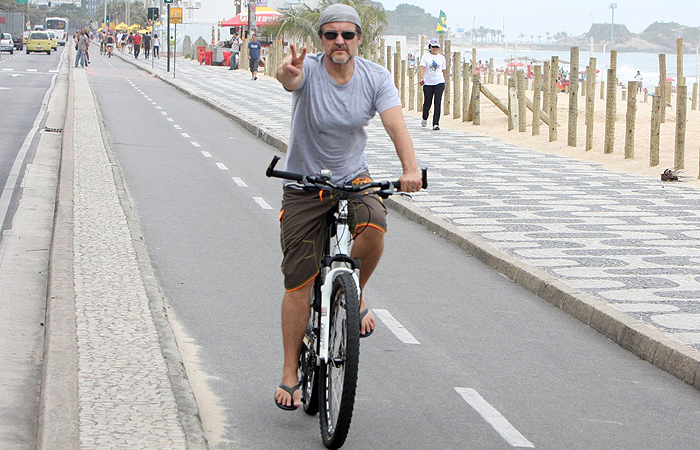 Antonio Calloni pedala por orla carioca