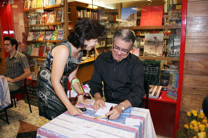 Famosos conferem o lançamento do livro de Flavio Marinho no Rio