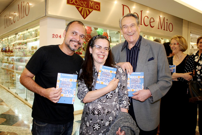 Famosos conferem o lançamento do livro de Flavio Marinho no Rio