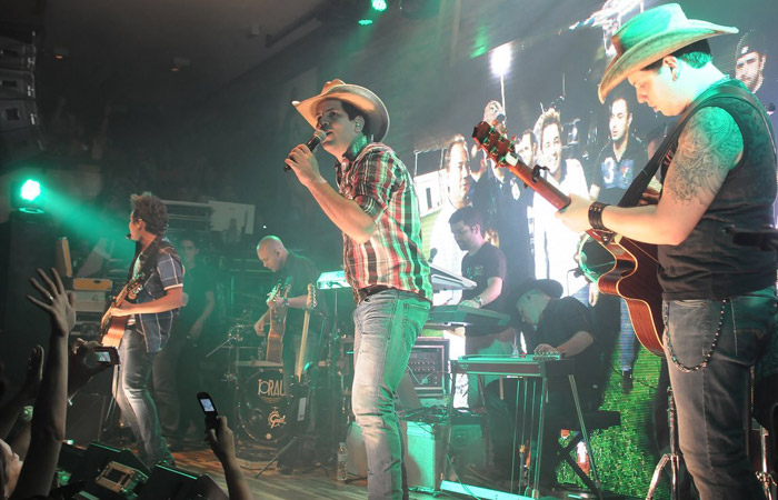 Show de Fernando e Sorocaba anima ainda mais evento com Adriane Galisteu Ofuxico