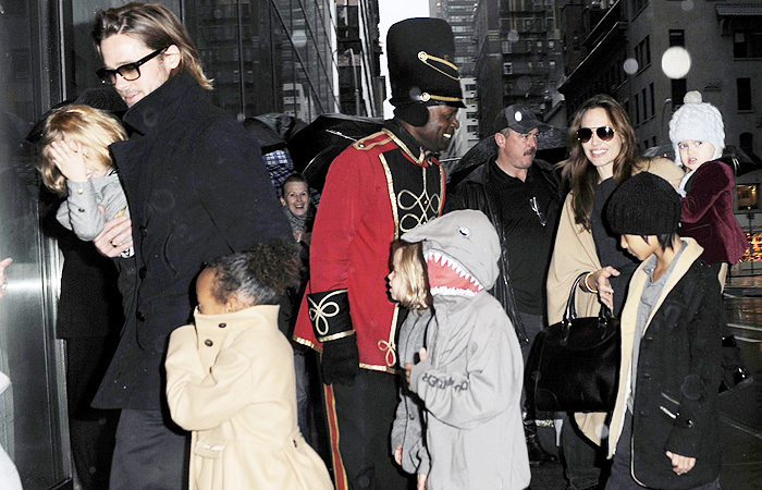 Angelina Jolie e Brad Pitt visitam mega loja de brinquedos, em NY 