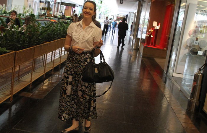 Larissa Maciel passeia em shopping Ofuxico