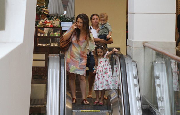 Grávida, Cláudia Abreu leva os filhos ao cinema em shopping