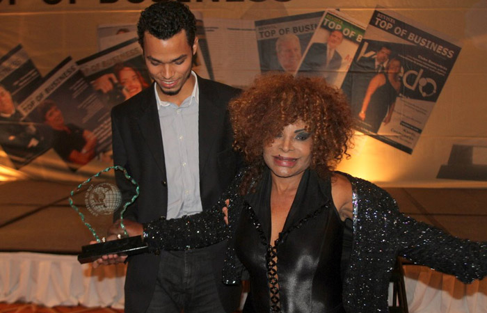 Luma de Oliveira recebe prêmio no Rio de Janeiro Ofuxico