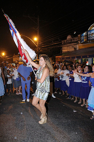 Daniela Mercury se esbalda no ensaio da Portela