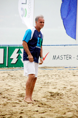 Kadu Moliterno espera pela bola durante jogo de futebol de praia
