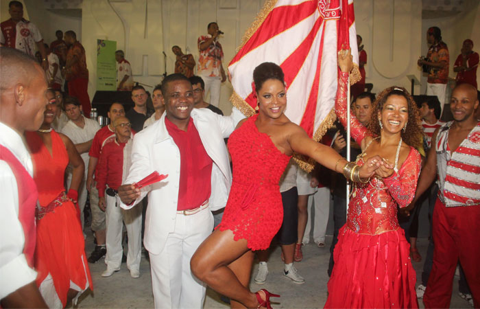 Adriana Bombom é apresentada como Musa do Salgueiro - O Fuxico