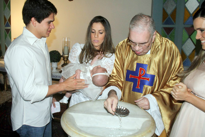 Fernanda Pontes batizou a filha