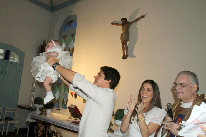 Maria Luiza, filha de Diogo Boni e Fernanda Pontes, foi batizada no Rio